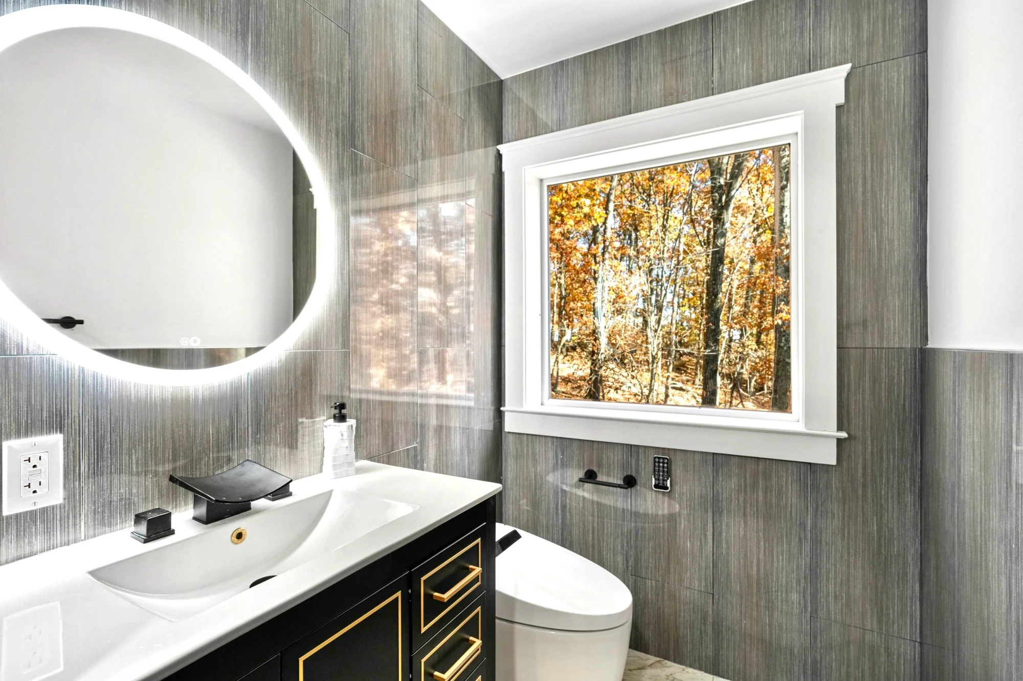 Black and gold bath